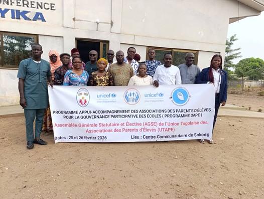 Photo de famille des anciens et nouveaux membres du CA de l’UTAPE avec le DRE de la région centrale, la Représentante de l’UNICEF et le PCA de la CNT/EPT
